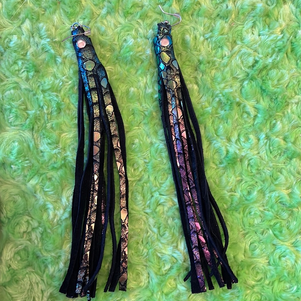 Shiny green purple fringe leather earrings - Picture 4 of 8